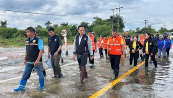 Премьер-министр Анутин инспектирует пострадавшие от наводнения районы Удон-Тхани и курирует усилия по оказанию помощи