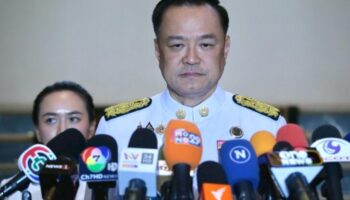 Премьер-министр Таиланда благодарит уезжающего министра на фоне скандала с мошенничеством, затрагивающего правительство