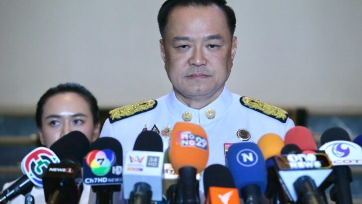 Премьер-министр Таиланда благодарит уезжающего министра на фоне скандала с мошенничеством, затрагивающего правительство