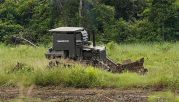 Разминирование начинается в пограничной деревне после того, как план выселения отменен