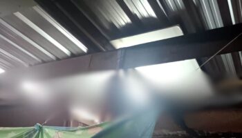 Семья подозревает убийство после того, как тайца нашли повешенным с 7 ножевыми ранениями