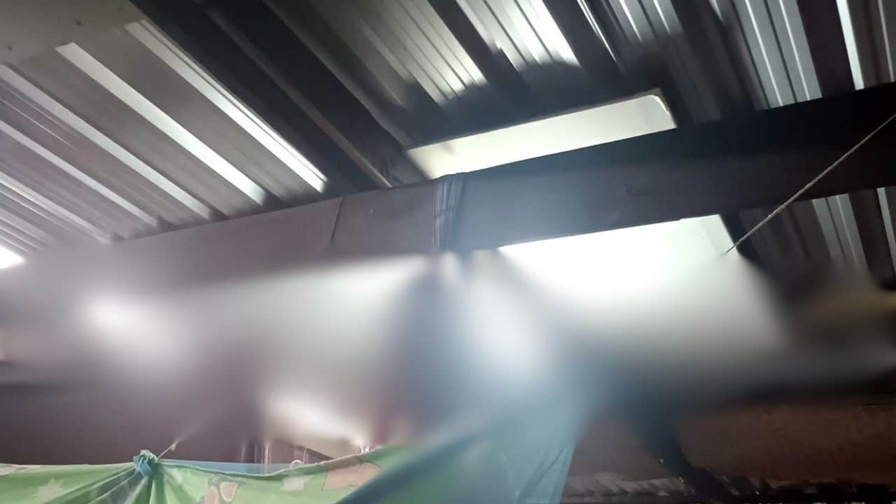 Семья подозревает убийство после того, как тайца нашли повешенным с 7 ножевыми ранениями