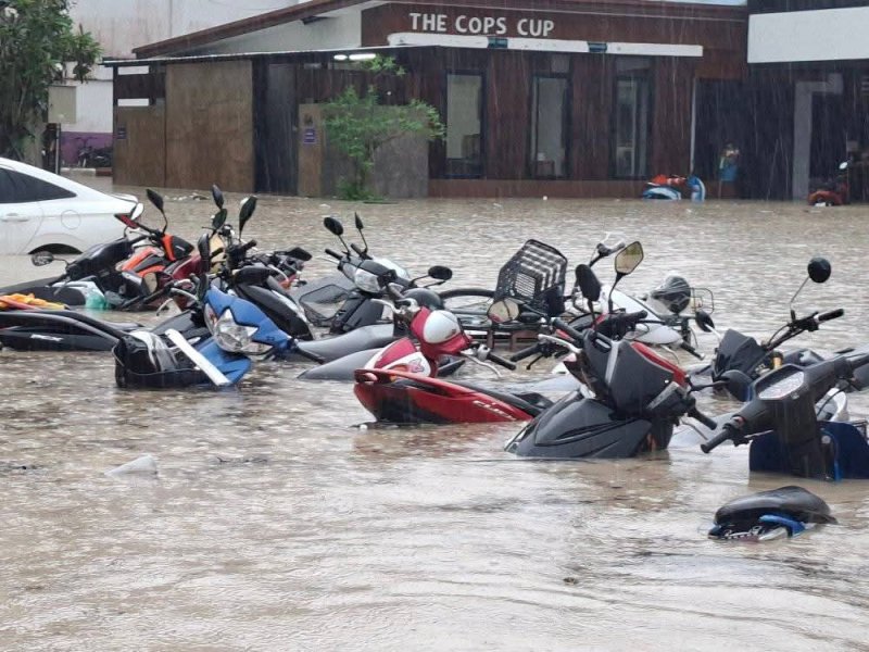 Сильный дождь вызывает наводнения на Пхукете