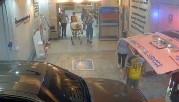 Скорая помощь заблокирована пикапом во время экстренной доставки в Краби