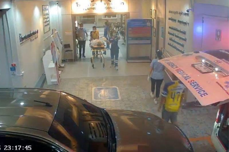 Скорая помощь заблокирована пикапом во время экстренной доставки в Краби