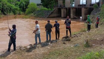 Страх перед крокодилами охватил Накхон-Саван после выхода предупреждения о наводнении