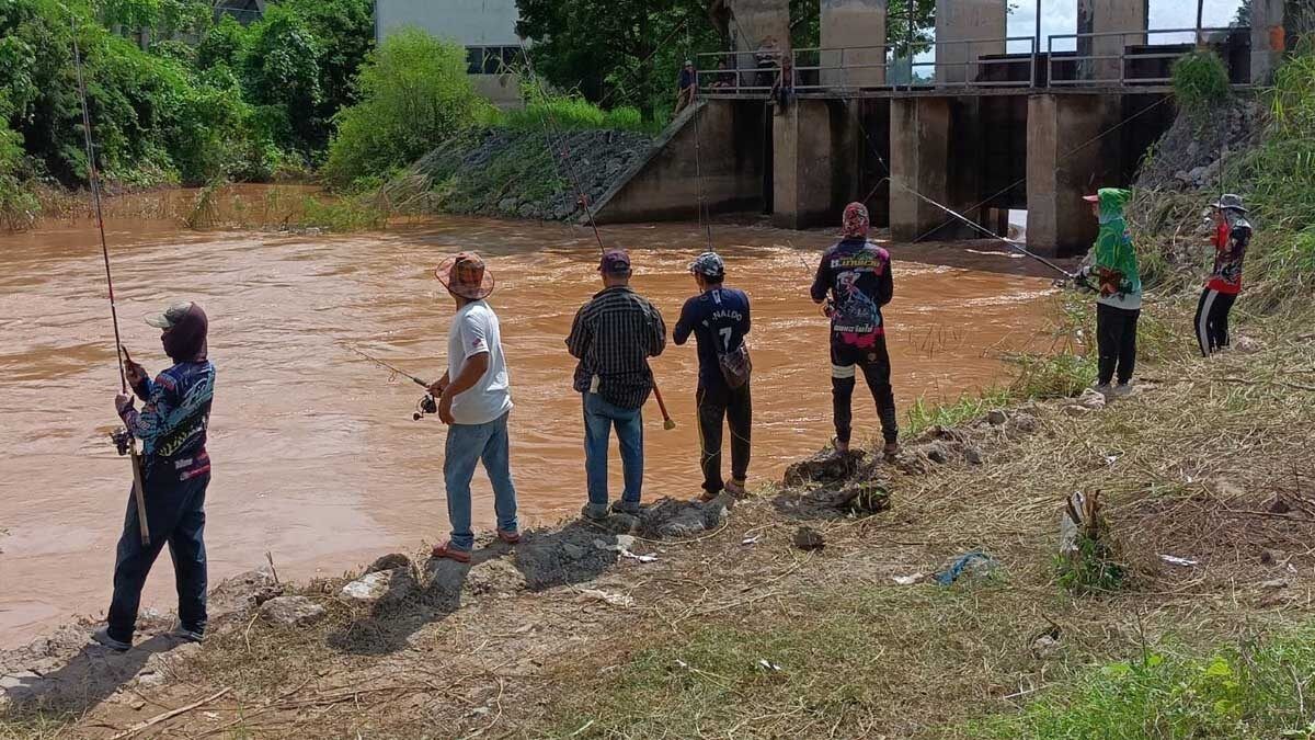 Страх перед крокодилами охватил Накхон-Саван после выхода предупреждения о наводнении