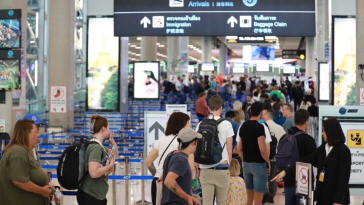 Таиланд введет сбор в 300 бат с иностранных туристов за "въездной сбор".