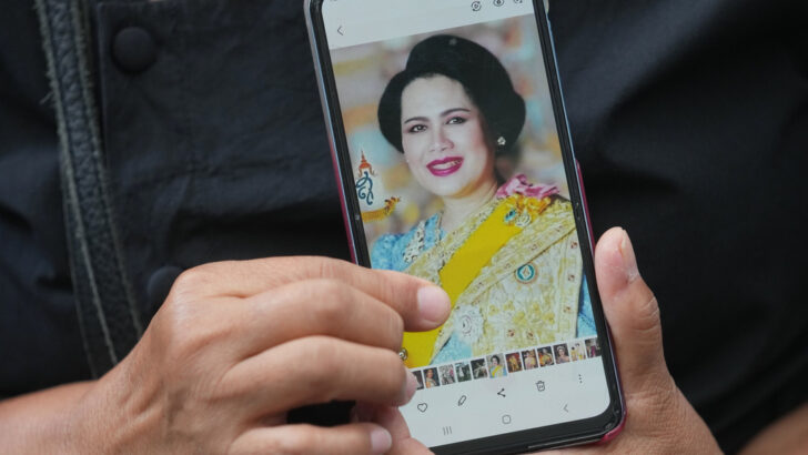 Таиланд оплакивает королеву Сирикит, королеву-матерь; начинаются планы похорон