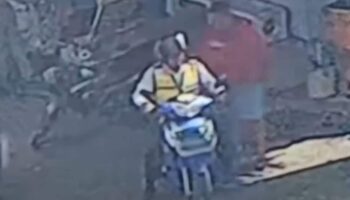 Тайская женщина лапает 74-летнего пассажира такси перед тем, как украсть 17,000 бат.