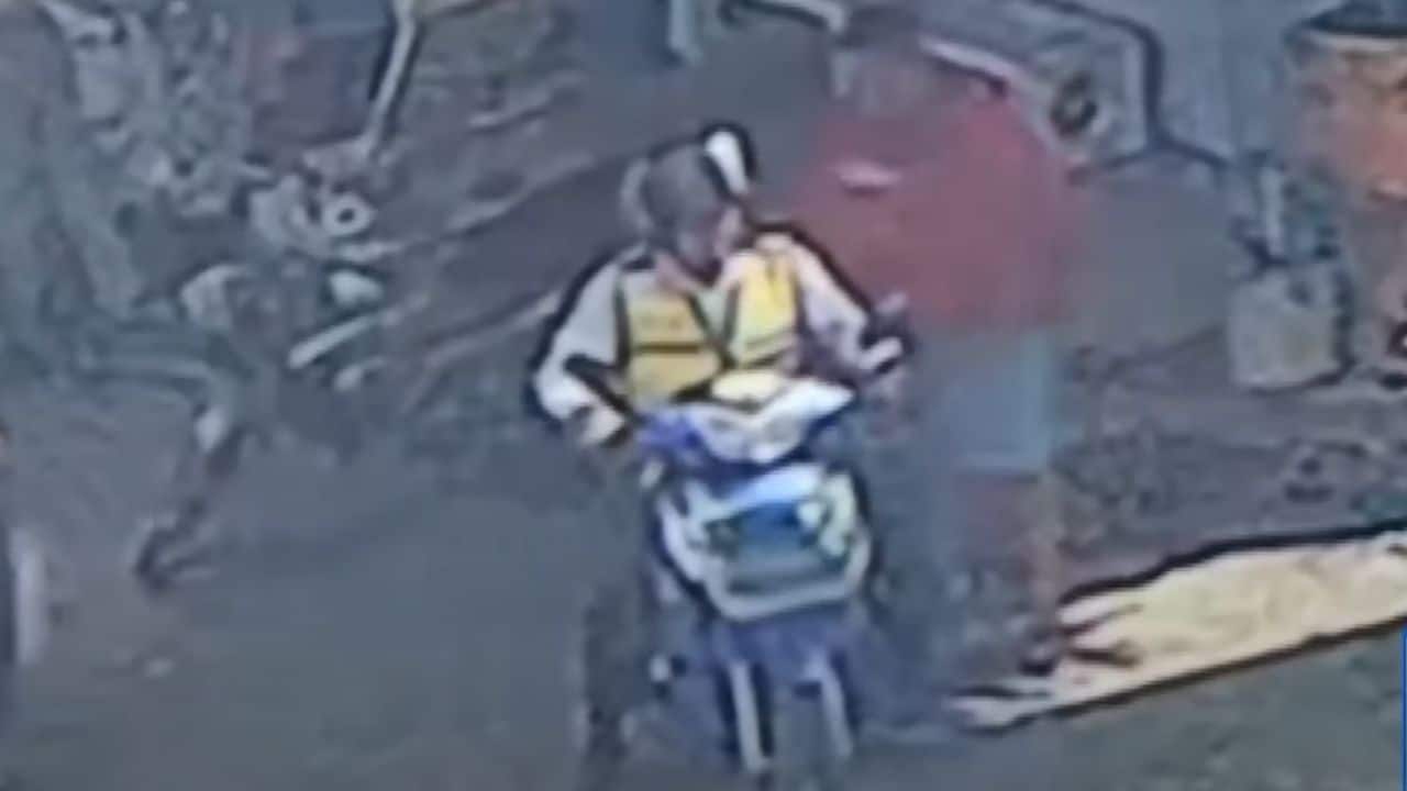 Тайская женщина лапает 74-летнего пассажира такси перед тем, как украсть 17,000 бат.