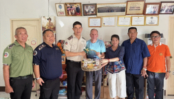 ТайскиеOfficials visit British cave hero Vernon Unsworth during recovery in Chiang Rai