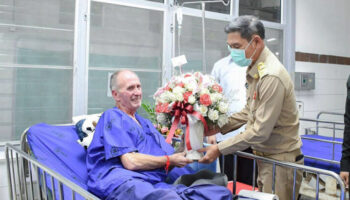 Тайский король оказывает королевскую заботу британскому спасателю из пещеры в Чианграй