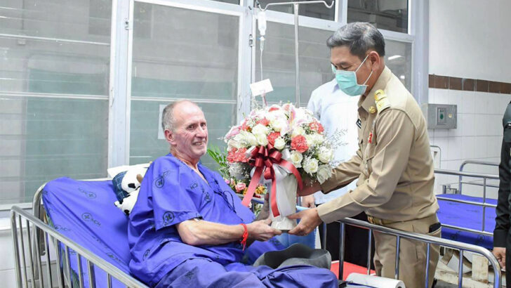 Тайский король оказывает королевскую заботу британскому спасателю из пещеры в Чианграй