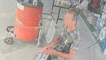 Тайский мужчина найден мертвым с ногой, прикованной к дереву, в Накхонпатоме