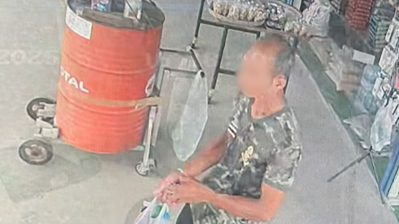 Тайский мужчина найден мертвым с ногой, прикованной к дереву, в Накхонпатоме