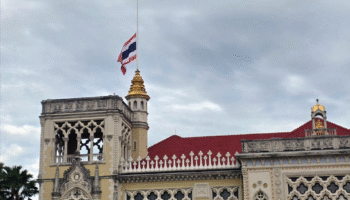 Тайское правительство опустило флаги наполовину, так как ПМ готовится к похоронам королевы Сирикит.