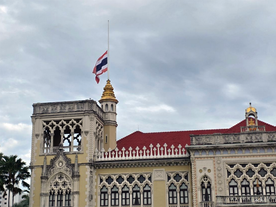 Тайское правительство опустило флаги наполовину, так как ПМ готовится к похоронам королевы Сирикит.