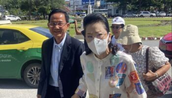 Такси навестила сестра и бывший премьер-министр Сомчай в тюрьме Клонг-Прем