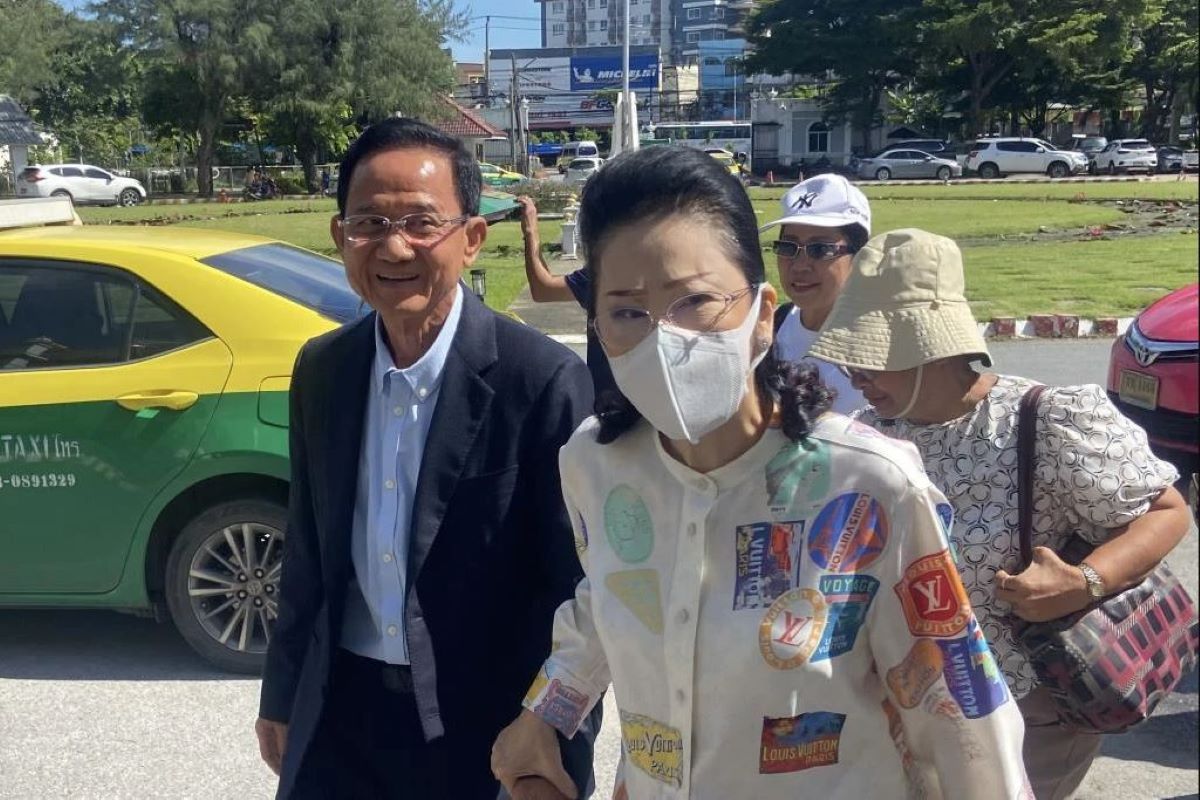 Такси навестила сестра и бывший премьер-министр Сомчай в тюрьме Клонг-Прем