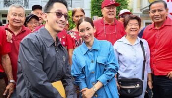 Такси находит оптимизм в тюрьме, пока политическое напряжение нарастает снаружи