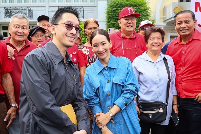 Такси находит оптимизм в тюрьме, пока политическое напряжение нарастает снаружи