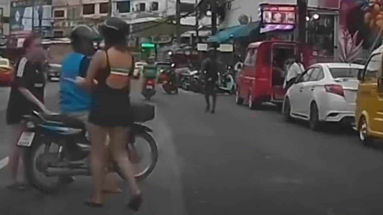 Таксисту предъявлены обвинения в хранении потерянного бумажника в Банг Буа Тхонг