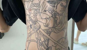 Тату-салон в Канчанабури удаляет оскорбительную татуировку ребенка бесплатно