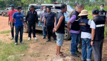 Тело пропавшей женщины найдено привязанным к бревну в пруду Пхетчабури