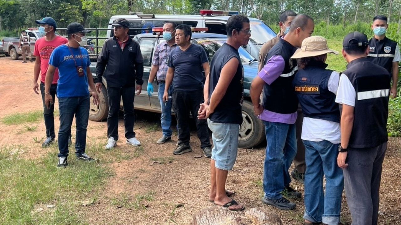 Тело пропавшей женщины найдено привязанным к бревну в пруду Пхетчабури