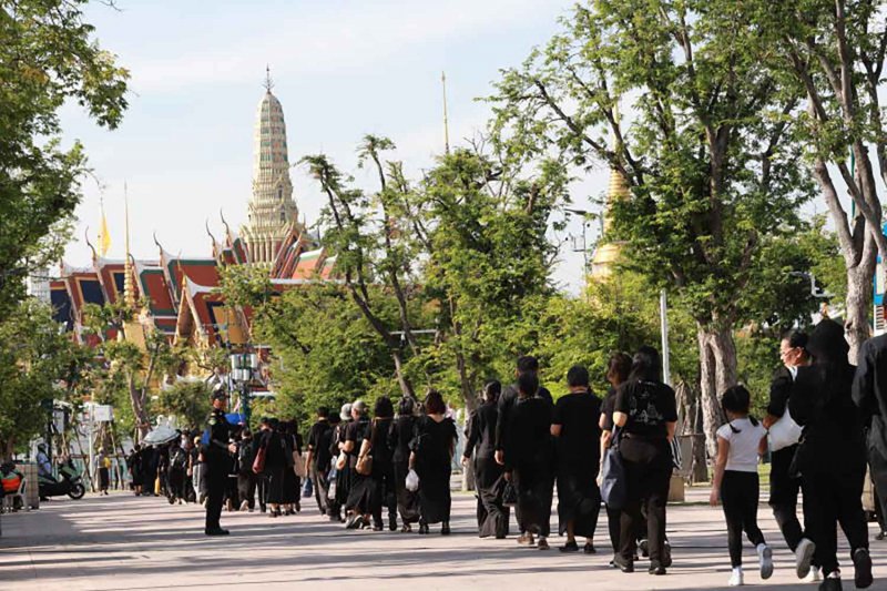 Толпы собираются, чтобы отдать дань уважения своей любимой покойной Королеве-Матери