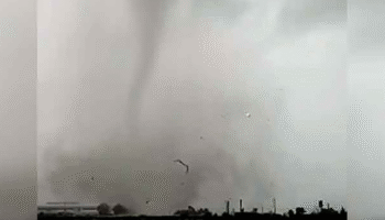 Торнадо пронеслось через Самутпракан, десятки домов повреждены, в то время как наводнения продолжаются по центральному Таиланду