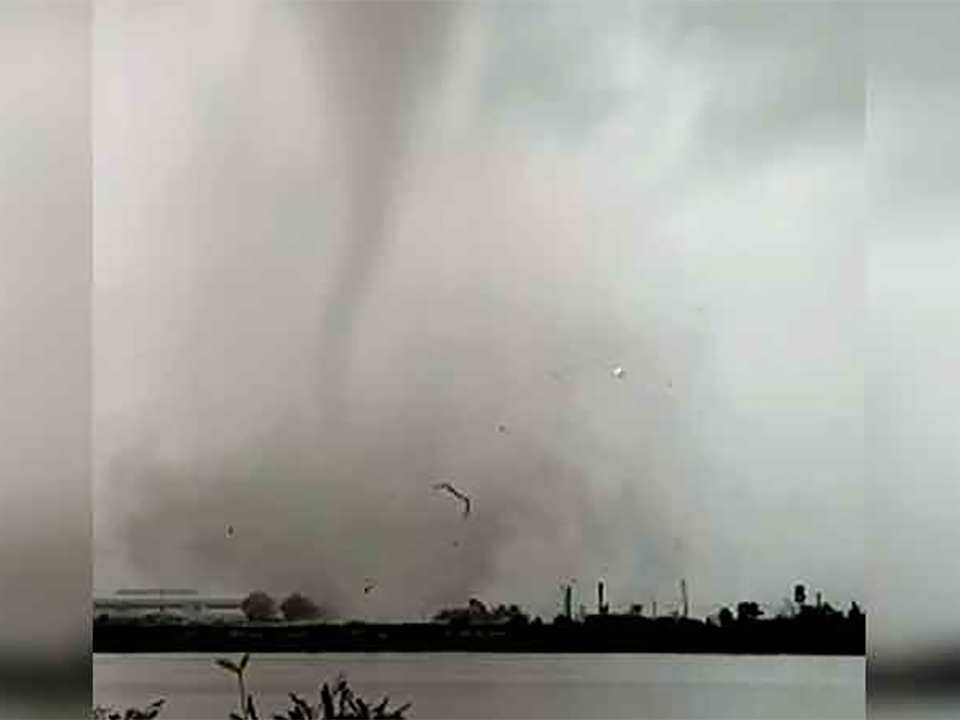 Торнадо пронеслось через Самутпракан, десятки домов повреждены, в то время как наводнения продолжаются по центральному Таиланду