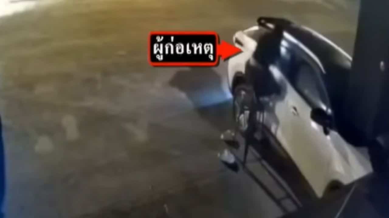 Трансженщина из Таиланда, пойманная на камеру CCTV, как она крадет у пьяного мужчины, спящего в машине