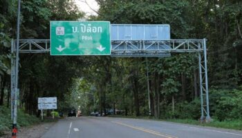 Туристы сталкиваются с штрафами за порчу дорожного знака в Канчанабури