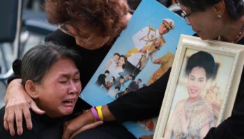 Тысячи собираются у больницы Чулалонгкорн