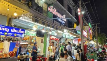 Уличная еда на перекрестке