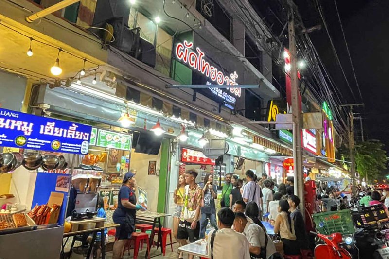 Уличная еда на перекрестке