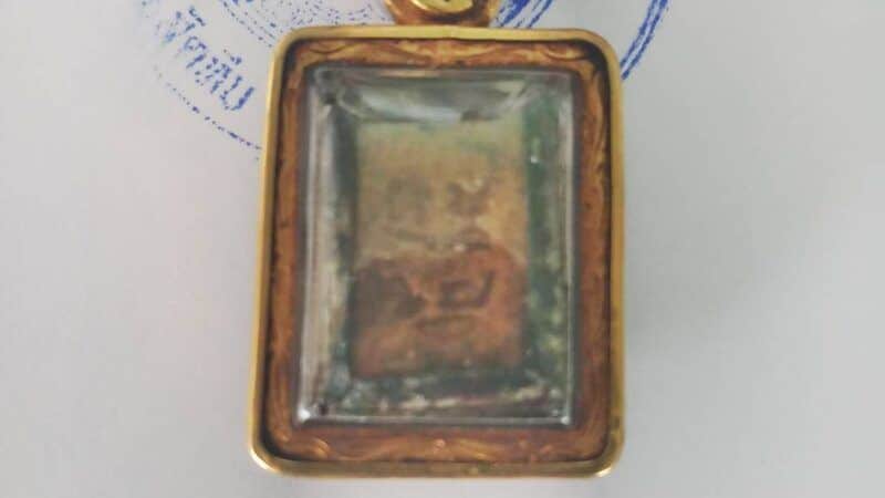 Эксперт по фальшивым амулетам украл коллекционные предметы на сумму более 2 миллионов бат