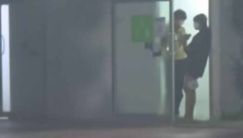 Этой паре из Тайланда попались на видео, где они занимаются сексом в туалете для инвалидов