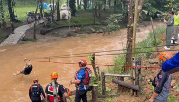 25 туристов спасены от внезапных наводнений у водопада Чианг Майн, так как власти закрыли это место
