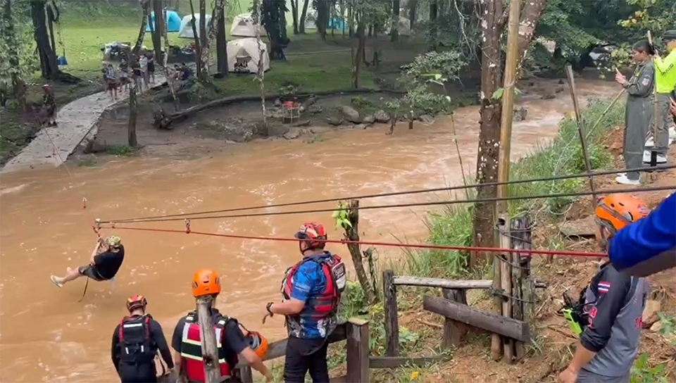 25 туристов спасены от внезапных наводнений у водопада Чианг Майн, так как власти закрыли это место