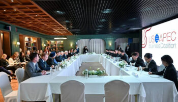 Американские бизнес-лидеры встречаются с премьер-министром Анутином в Кёнджу для укрепления торговли, инвестиций и цифрового сотрудничества