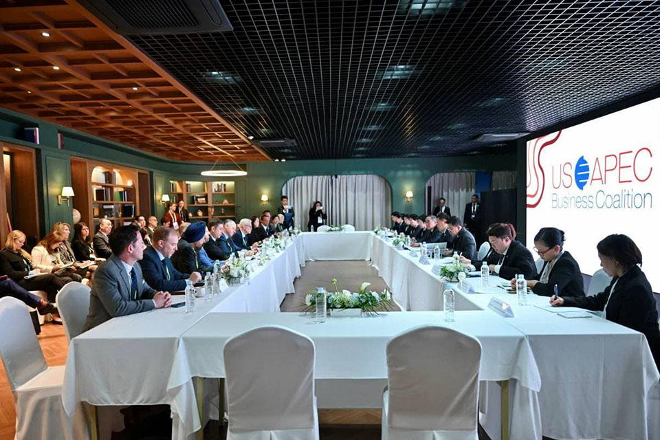 Американские бизнес-лидеры встречаются с премьер-министром Анутином в Кёнджу для укрепления торговли, инвестиций и цифрового сотрудничества