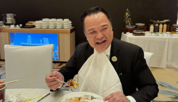 Анутин в эпицентре шторма от Камбоджи до Вашингтона