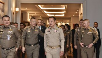 Анутин пытается избежать политической пули