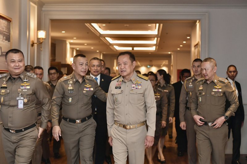 Анутин пытается избежать политической пули