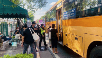 Бесплатные маршрутные автобусы предоставляются для публики, чтобы отдать дань уважения Матери Королеве в Санам Луанге.