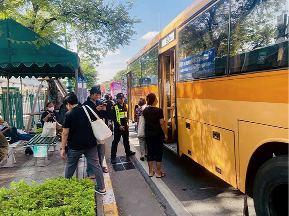 Бесплатные маршрутные автобусы предоставляются для публики, чтобы отдать дань уважения Матери Королеве в Санам Луанге.