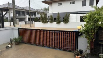 Владелец единственного сухого дома в затопленном Сонгкле объясняет, как ему это удалось